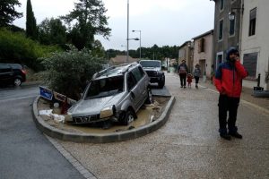 At least 6 people killed in flashfloods in southern France, waters rising